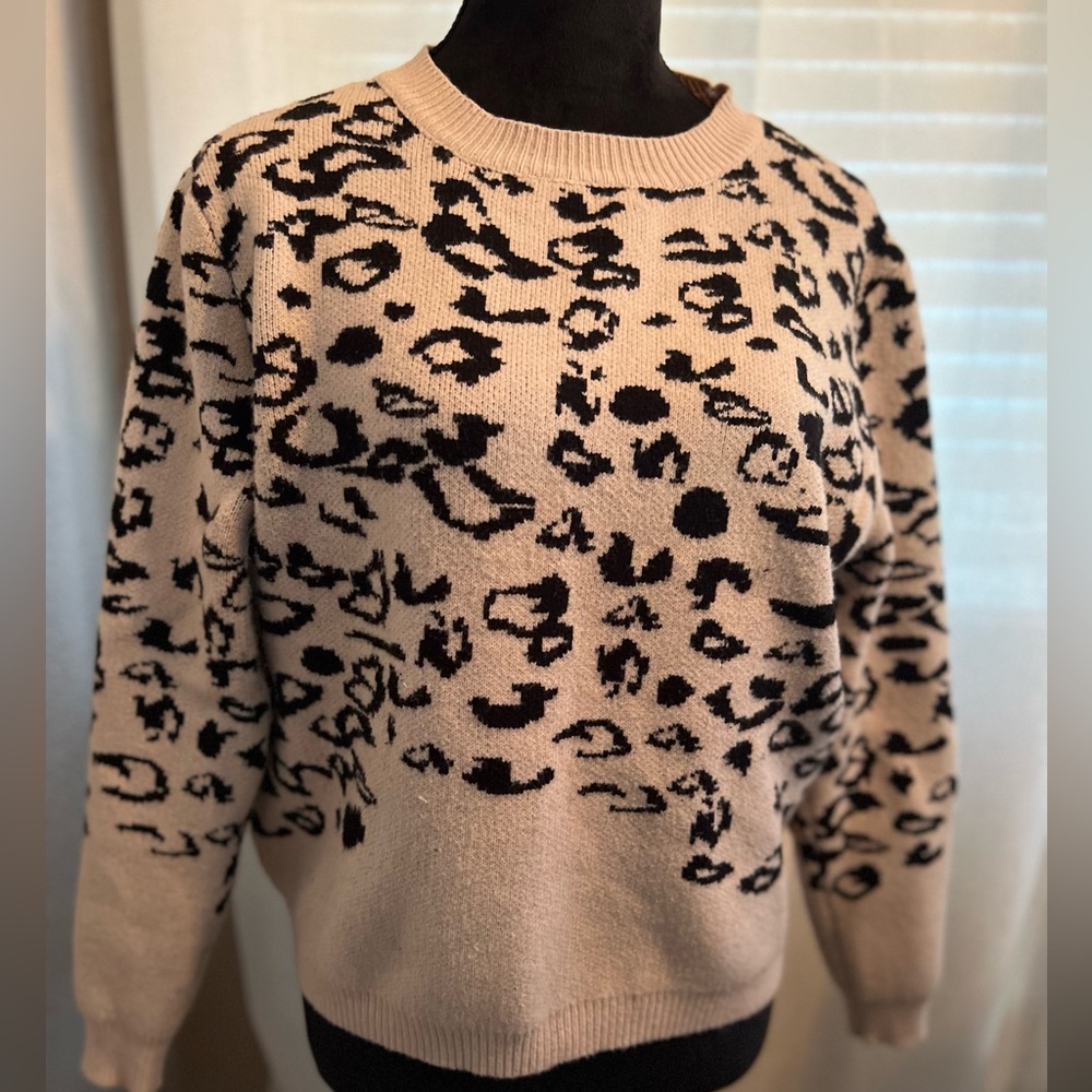 Jodifl leopard 🐆 print sweater size large sooo silky soft! Cute 🥰 boutique